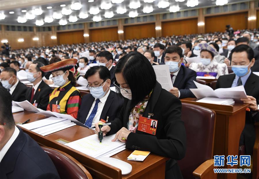 5月22日，第十三屆全國人民代表大會(huì)第三次會(huì)議在北京人民大會(huì)堂開幕。這是代表們在認(rèn)真聽會(huì)。