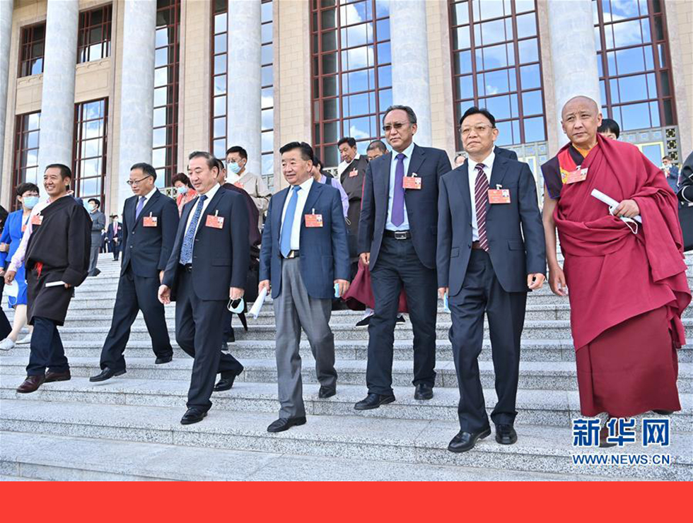 5月27日，全國政協(xié)十三屆三次會(huì)議在北京人民大會(huì)堂舉行閉幕會(huì)。閉幕會(huì)后，委員們走出人民大會(huì)堂。
