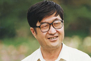翻譯獎：漢文譯維吾爾文作者：牙生·賽依提（維吾爾族）         獲獎感言　　掌握一門語言就好像打開了一片新天地。上世紀80年代以后，我讀了許多漢族作家的作品，包括譯成漢語的許多國外作家的文學作品。當時我所讀過的這些文學作品，依然沒有維文版，廣大維吾爾讀者則無法讀到這些文學作品。我覺得自己有責任將這些好的作品分享給維吾爾族讀者，讓他們也能一起欣賞和感悟優(yōu)秀的作品……