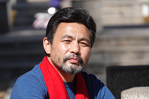 翻譯獎：藏文譯漢文作者：龍仁青（漢族）         獲獎感言　　在我看來，翻譯的意義，就是讓優(yōu)秀的文字抵達更遠的遠方。在我的想象里，母語原創(chuàng)的作品就好似是一匹駿馬，當它一路馳騁，越過草原和山嶺，逐漸抵達大海岸邊的時候，它也就抵達了它要抵達的最遠的地方，所以，我們還要借助渡船去抵達更遠的地方……