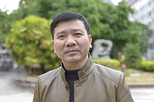 散文獎：《被風吹過的村莊》作者：莫景春(毛南族)         獲獎感言　　我們毛南族人口不過10來萬，文化非常脆弱，有些隨著時間的流逝將慢慢消失，如果不及時好好整理記錄，隨著時代的發(fā)展，社會變遷，這些可貴的民族精神記憶或者消磨，或者隱藏，那在不久的將來，真的難以找到了。作為一個作家，我有責任去挖掘，用文字把它們記錄下來……