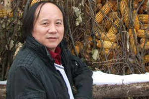 報告文學獎：《羅布泊新歌》作者：劉國強（滿族）         獲獎感言　　我對“下沉”這個詞匯充滿感情。下沉的力度和深度，決定回彈的高度。下沉進生活里，總會找到一眼旺泉。有人說，只要生活著，隨處都是生活。我不敢茍同，因為此“生活”和彼“生活”是不一樣的。我們生活的時代，趕上百年未有之大變局，原態(tài)生活往往比我們想象的還要刺激、精彩……
