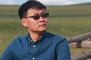 中短篇小說獎：《騎馬周游世界》作者：海勒根那（蒙古族）         獲獎感言　　在我看來，短篇小說就像一條條布滿霧氣的纖細支流，讀者自己會撥開層層云霧，見到它們蜿蜒爬行的樣子。而前方它們即將一泄而入的那條大河，會帶給你忽然的寬廣與源遠流長。所以我愿意用溪水般純凈的語言和九曲回腸的意境，努力涌向寬闊的河流，直到接近夢中的大海。那是文學的大海，春暖花開的大?！?/></a></dt>
      <dd><a href=