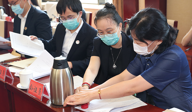 公證處和監(jiān)察組人員對選票統計結果蓋章