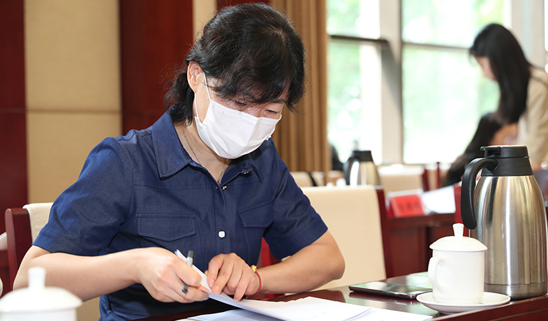 監(jiān)察組人員在統計選票結果上簽字