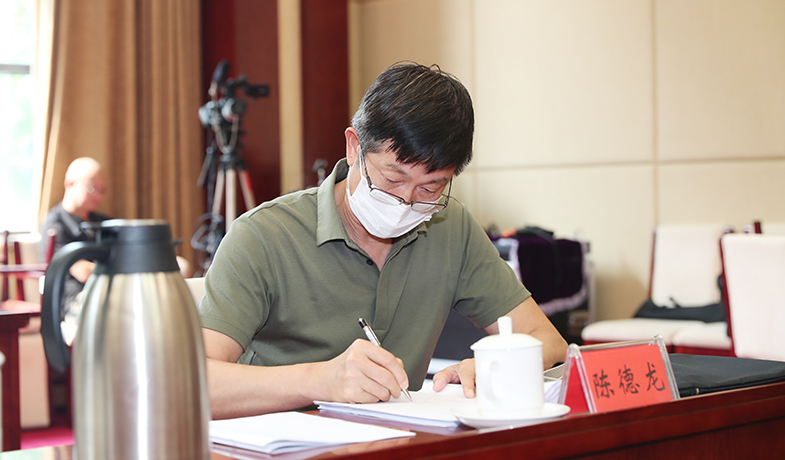 監(jiān)察組人員在統計選票結果上簽字