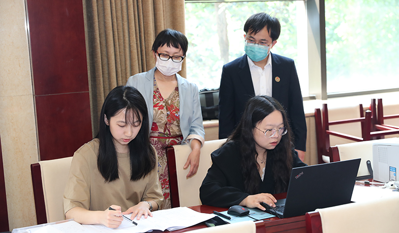 各組聯絡員在監(jiān)察組和公證員的監(jiān)督下統計投票情況