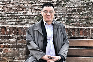 小說：獲獎作品《有鴿子的夏天》作者：劉海棲          獲獎感言　　我見證和經(jīng)歷了整個新時期中國童書和兒童文學(xué)的發(fā)展，經(jīng)過幾代人不懈的努力，一步步走到今天，我由衷地為兒童文學(xué)的繁榮而振奮，為親身參與其中而自豪。這是一個美妙的行程，前輩和同輩作家的光芒在前面引導(dǎo)著我，年輕作家像風一樣在后面驅(qū)動著我，編輯的目光又溫暖和呵護著我。