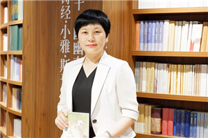 童話：獲獎作品《南村傳奇》作者：湯素蘭         獲獎感言　　這部作品由四個看似獨立，實則緊密相聯(lián)的故事組成。這四個故事分別是“舍身石”“少年與蟒蛇”“狐貍女婿”“丁婆婆”。這些故事是逐漸來到我的腦子里的。一些微小的種子，在多年前無意之間種下，多年以后，變成了靈感的火花。我想這就是寫作的迷人之處，也是寫作的神奇之處。