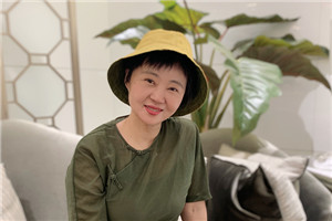 童話：獲獎作品《小翅膀》作者：周曉楓         獲獎感言　　此前我只寫散文，直到創(chuàng)作自己的第一個童話《小翅膀》——我偶然而意外地，從散文寫作者瞬間變成了兒童文學(xué)作家。這個過程，迅速得連我自己都覺得陌生和詫異。更讓我驚喜的是《小翅膀》受到的鼓勵，謝謝那些支持我的讀者們。