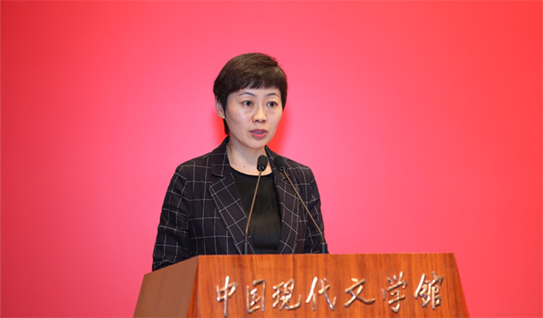 評委崔昕平宣讀獲獎詩歌、幼兒文學(xué)作品授獎辭