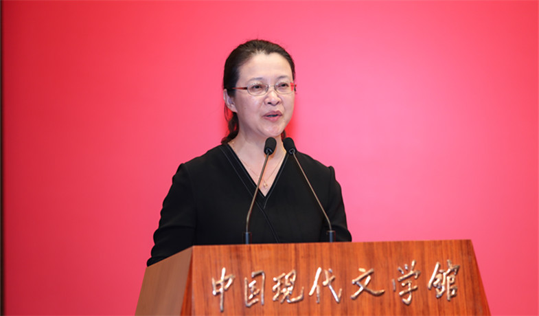 評委李利芳宣讀獲獎散文、科幻文學(xué)、青年作者短篇佳作獎作品授獎辭