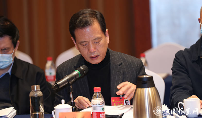 12月12日，中國作家協(xié)會第九屆主席團(tuán)第九次會議在北京舉行。中國作協(xié)副主席李敬澤在會議上宣讀文件