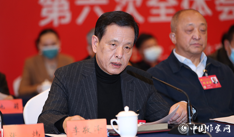12月12日，中國作家協(xié)會第九屆全國委員會第六次全體會議在京舉行,中國作協(xié)副主席李敬澤宣讀會議文件