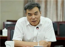 潘凱雄：別開(kāi)生面的紅色敘事　　節(jié)奏上無(wú)論是快抑或是慢，其語(yǔ)言則是一如既往的優(yōu)雅、精準(zhǔn)和凝練……[詳細(xì)]
