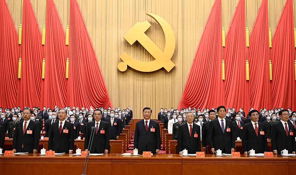 10月16日，中國共產(chǎn)黨第二十次全國代表大會在北京人民大會堂開幕。這是習近平、李克強、栗戰(zhàn)書、汪洋、王滬寧、趙樂際、韓正、胡錦濤在主席臺上。