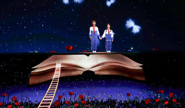 婁藝瀟、劉旖惟、李牧陽(yáng)表演《大山里的小詩(shī)人》