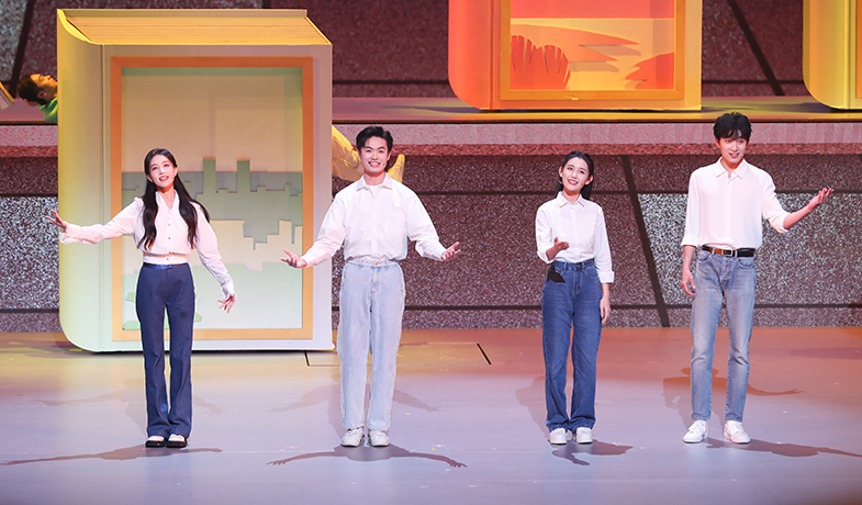 李一桐、張狄、蔣依依、范世錡表演情景歌舞《文學(xué)里的青春》