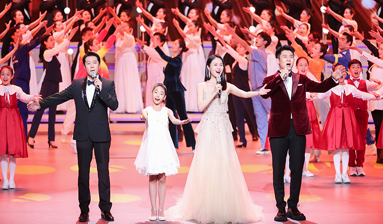 蔡國(guó)慶、龔爽、馬佳、田覓蜜演唱歌曲《新征程，我們一起遠(yuǎn)航》