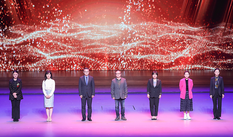 馬天牧、李亞梓、李偉長(zhǎng)、李黎、吳越、季亞婭、趙萍代表責(zé)任編輯們上臺(tái)