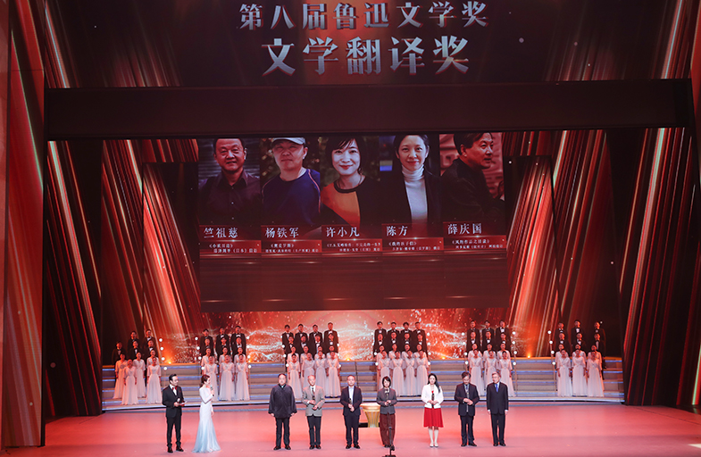 莫言、黃友義為獲獎(jiǎng)作家頒獎(jiǎng)