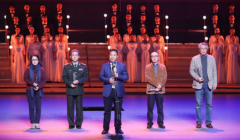 路也、劉笑偉、陳人杰、韓東、臧棣（從左至右）領(lǐng)取詩(shī)歌獎(jiǎng)