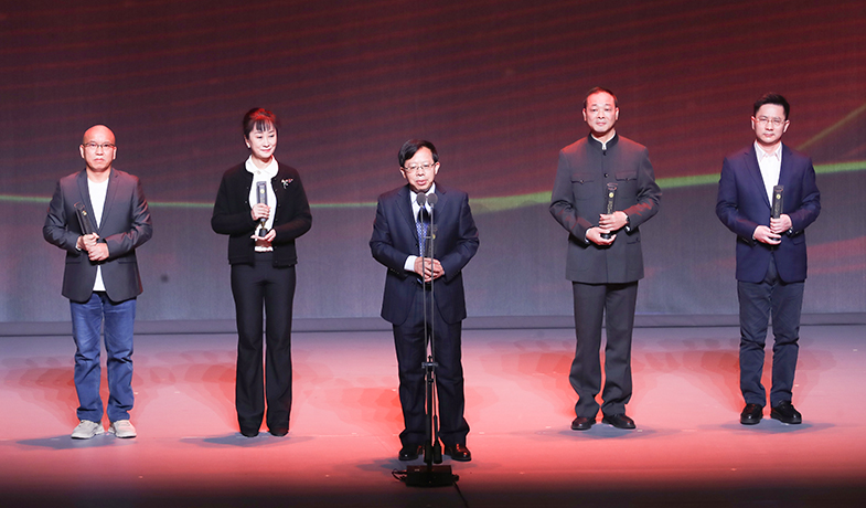 陳倉(cāng)、李舫、龐余亮、江子、沈念（從左至右）領(lǐng)取散文雜文獎(jiǎng)