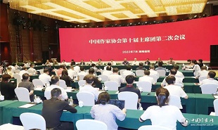 7月31日上午，中國作家協(xié)會第十屆主席團(tuán)第二次會議在湖南益陽舉行。鐵凝主持會議、張宏森作工作報告。