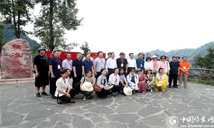 出版社、期刊社負(fù)責(zé)人在十八洞村合影