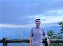 風圣大鵬：寫接地氣的小說，方法也要接地氣如果說《山人行》是一個起點，《臥牛溝》就是一次在現(xiàn)實題材道路上我對自己的再度審視和突圍……[詳細]
