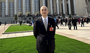 全國(guó)政協(xié)委員，中國(guó)作協(xié)黨組成員、副主席、書(shū)記處書(shū)記吳義勤