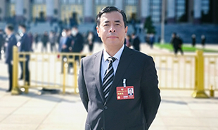 全國(guó)政協(xié)委員，中國(guó)作協(xié)主席團(tuán)委員，遼寧省作協(xié)黨組書(shū)記、主席滕貞甫