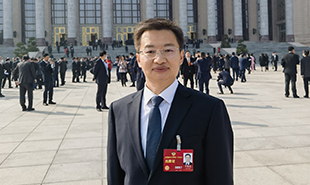 全國(guó)政協(xié)委員、山西省作協(xié)主席李駿虎　