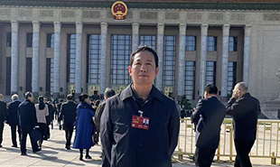 全國(guó)政協(xié)委員、北京十月文藝出版社總編輯韓敬群 