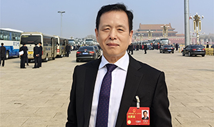 全國(guó)人大代表，中國(guó)作協(xié)黨組成員、副主席、書(shū)記處書(shū)記李敬澤