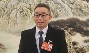 全國(guó)人大代表，廣西文聯(lián)主席、廣西作協(xié)主席田代琳