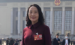 全國(guó)政協(xié)委員、天津市作協(xié)主席尹學(xué)蕓　