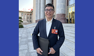 全國(guó)政協(xié)委員、中央戲劇學(xué)院院長(zhǎng)郝戎　
