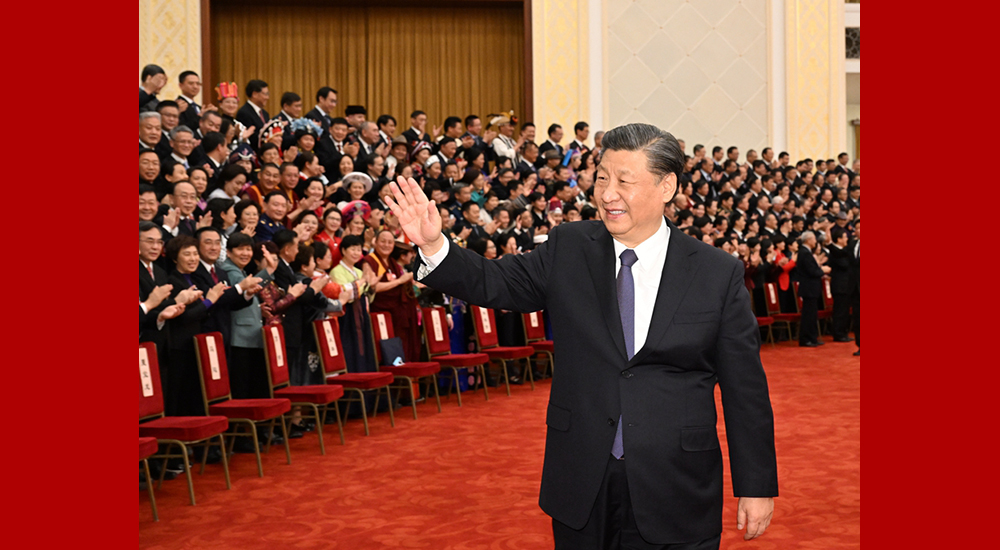 3月11日，中國(guó)人民政治協(xié)商會(huì)議第十四屆全國(guó)委員會(huì)第一次會(huì)議在北京閉幕。習(xí)近平向委員揮手致意。