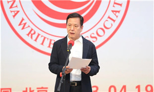 中國作協(xié)副主席、中國現(xiàn)代文學(xué)館館長李敬澤主持“作家朋友，歡迎回家——?jiǎng)∽骷一顒?dòng)日”歡迎儀式