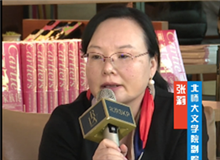 張莉：魏微有著獨(dú)特的語言腔調(diào)和審美方式　　魏微能夠?qū)⒆约旱膶懽骷{入抒情傳統(tǒng)中，每個(gè)人物的敘述都有與日常生活緊密相關(guān)的情感表達(dá)。[詳細(xì)]