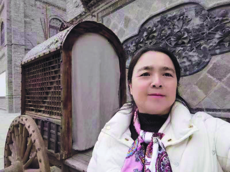 徐彥利，科幻作家，自1998年起發(fā)表作品，已發(fā)表近500篇科幻小說及研究論文等，出版《奇幻森林逃生記》《心靈探測師》《先鋒敘事新探》《中國科幻史話》《中國當(dāng)代小說主潮》《中國當(dāng)代小說流變史》等著作。曾獲華語科幻星云獎、少兒科幻星云獎及世界華人科普獎等獎項(xiàng)。
