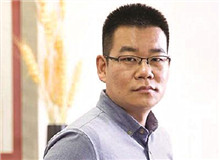 徐則臣談《金枝》：一部“還鄉(xiāng)之作”　　 在小說的一頁非常明白地寫到“金枝玉葉”四個(gè)字，我才判定這的確是寫給女性的一首頌歌……[詳細(xì)]