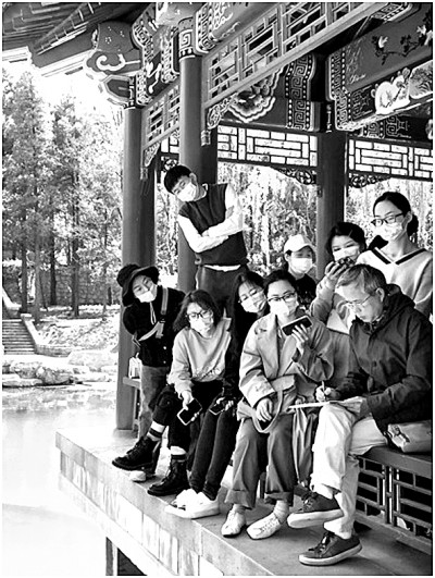 吳冠英（前排右一）在給學(xué)生上課。圖片由作者提供
