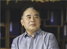 王躍文：我用老百姓的語言寫老百姓的生活　　我的文學(xué)語言的來處，一個(gè)就是我們自己的本民族的文學(xué)經(jīng)典，再就是當(dāng)?shù)乩习傩盏恼Z言……[詳細(xì)]
