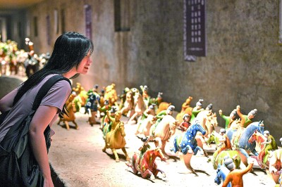 游客在河南洛陽朝陽鎮(zhèn)南石山村的唐三彩作品陳列展示館內(nèi)參觀。新華社發(fā)