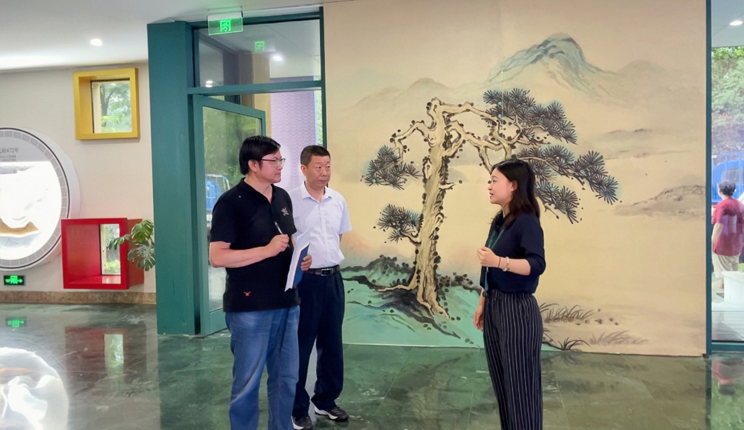 “中國一日”大型文學(xué)實踐活動走進南京“世界文學(xué)客廳”。（左起：作家曹峰峻、省作協(xié)聯(lián)絡(luò)部潘劍、文學(xué)客廳專職文史宣傳員萬梓葉）