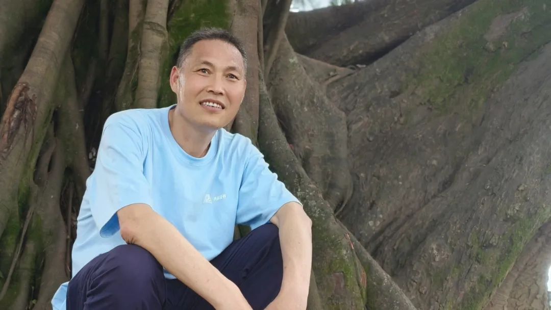 陳年喜，生于一九七〇年，陜西省丹鳳縣人。高中畢業(yè)后曾從事礦山爆破工作十六年，期間堅(jiān)持在空炸藥箱上、在巖石上、在床鋪上記錄驚心動魄的井下人生。二〇一五年因頸椎受損離開爆破崗位，后在貴州旅游公司從事文案工作，又到北京皮村的工友之家做義工。二〇二〇年因確診患塵肺病，離職回鄉(xiāng)休養(yǎng)。已出版《微塵》《炸裂志》《活著就是沖天一喊》等著作，獲第一屆桂冠工人詩人獎，入選《南方人物周刊》“2021魅力人物·100張中國臉”評選。