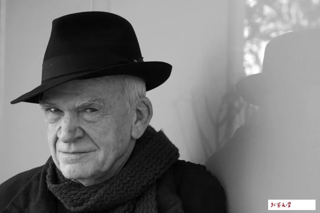 米蘭·昆德拉（捷克語：Milan Kundera，1929年4月1日—2023年7月12日）是捷克裔法國籍作家，出生于捷克斯洛伐克的布爾諾。1975年流亡法國，1981年歸化為法國公民。2019年重獲捷克公民身份。他在近年接受采訪的時候稱自己為法國作家，認為自己的作品應(yīng)歸類為法國文學(xué)。其作品有長篇小說《玩笑》《生活在別處》《告別圓舞曲》《笑忘錄》《不能承受的生命之輕》和《不朽》，以及短篇小說集《好笑的愛》是以作者母語捷克文寫成。而他的長篇小說《慢》《身份》和《無知》，隨筆集《小說的藝術(shù)》《被背叛的遺囑》《帷幕》以及新作《相遇》則是以法文寫成。《雅克和他的主人》系作者戲劇代表作。2020年9月20日，獲得卡夫卡文學(xué)獎。