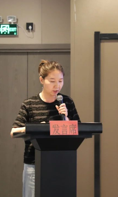 內(nèi)蒙古翻譯家協(xié)會副秘書長趙朝霞傳達了內(nèi)蒙古文聯(lián)第九次代表大會會議精神。